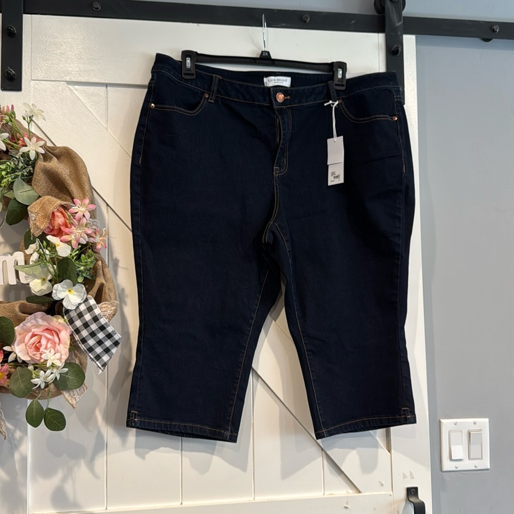 Lane Bryant Mid-Rise Super Stretch Skinny Pedal Crop.  Size 24.  NWT